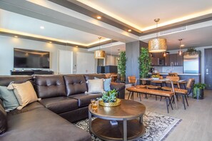 Apartamento, 1 cama de matrimonio grande con sofá cama, balcón (Encantame Towers Verano 203) | Zona de estar | Televisión de pantalla plana de 42 pulgadas con canales digitales