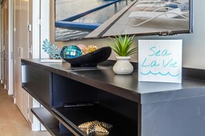 Condo, 1 cama King size y sofá cama, balcón, vista al océano (Encantame Towers Verano 203) | Interior