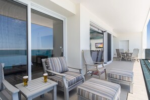 Condo, várias camas, sacada, vista para o oceano (Encantame Towers Velero 1202) | Opções para refeição ao ar livre