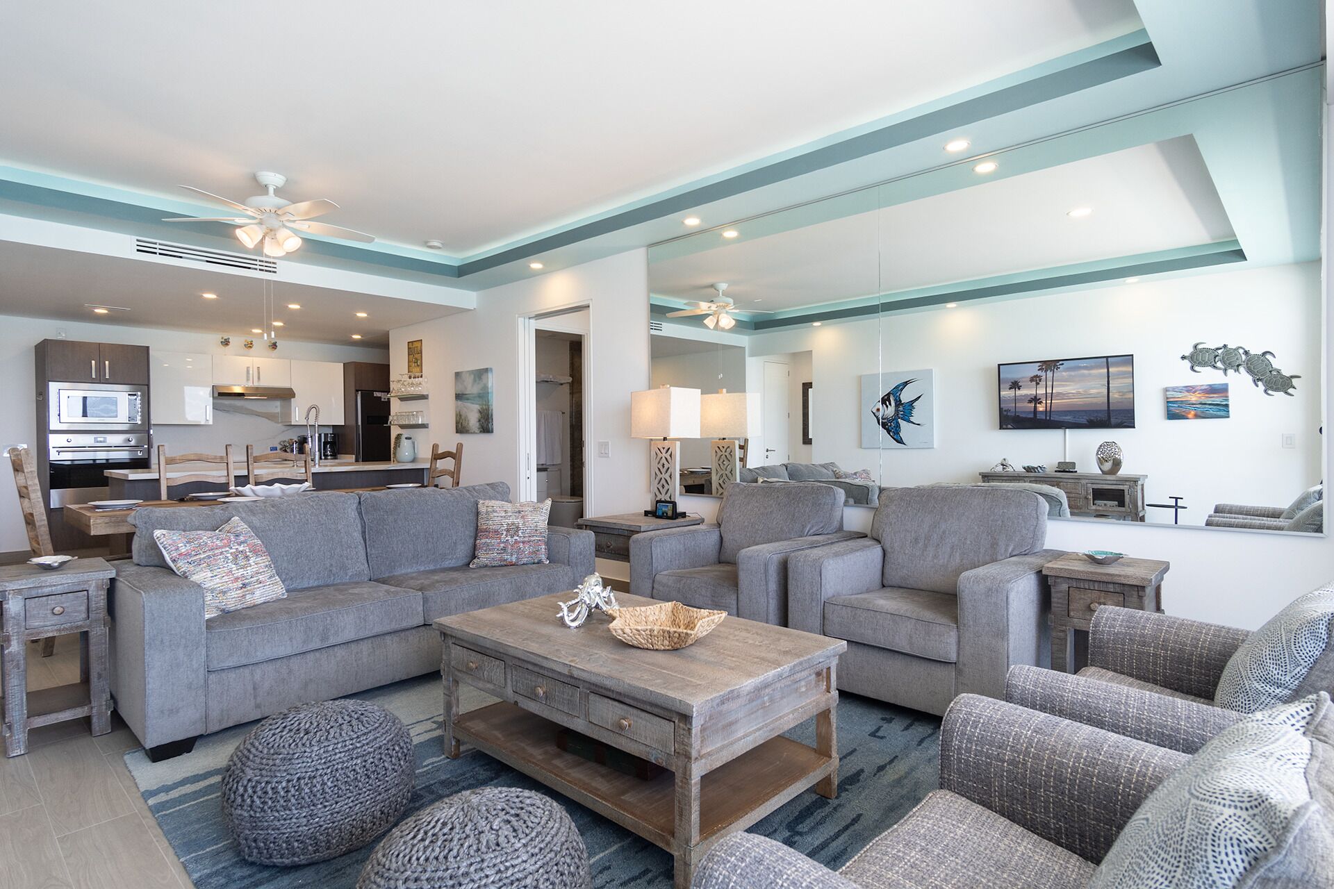 콘도, 침대(여러 개), 발코니, 바다 전망 (Encantame Towers Velero 1202) | 거실 공간 | 디지털 채널 시청이 가능한 42인치 평면 TV