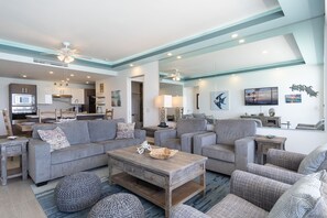 Appartement, Meerdere bedden, balkon, uitzicht op zee (Encantame Towers Velero 1202) | Woonruimte | Een 42-inch flatscreentelevisie met digitale zenders