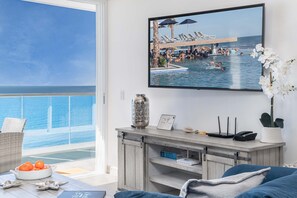 Condo, 1 cama King size y sofá cama, balcón, vista al océano (Encantame Towers Velero 703) | Área de sala de estar | Televisión de pantalla plana de 42 pulgadas con canales digitales 