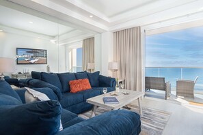 Condo, 1 cama King size y sofá cama, balcón, vista al océano (Encantame Towers Velero 703) | Área de sala de estar | Televisión de pantalla plana de 42 pulgadas con canales digitales 