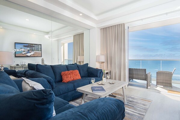 Apartamento, 1 cama de matrimonio grande con sofá cama, balcón (Encantame Towers Velero 703) | Zona de estar | Televisión de pantalla plana de 42 pulgadas con canales digitales