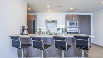 Bloc d'apartaments, diversos llits, balcó, vistes a l'oceà (Encantame Towers Verano 1804) | Cuina privada