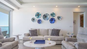 Bloc d'apartaments, diversos llits, balcó, vistes a l'oceà (Encantame Towers Verano 1804) | Sala d'estar | Televisor de pantalla plana de 42 polzades amb canals digitals