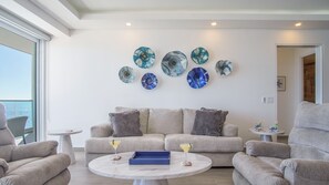 Bloc d'apartaments, diversos llits, balcó, vistes a l'oceà (Encantame Towers Verano 1804) | Sala d'estar | Televisor de pantalla plana de 42 polzades amb canals digitals 