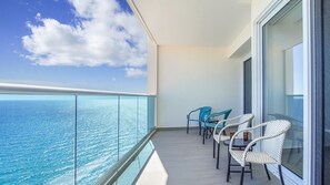 Condo, várias camas, sacada, vista para o oceano (Encantame Towers Verano 1804) | Vista do quarto