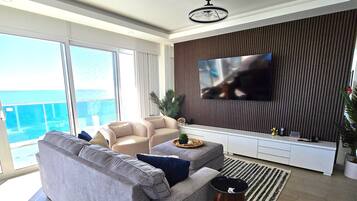 Apartment, Mehrere Betten, Balkon, Meerblick (Encantame Towers Velero 905) | Wohnbereich | 42-Zoll-Flachbildfernseher mit Digitalempfang