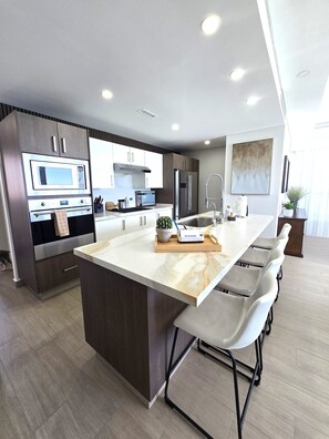 Condo, nhiều giường, ban công, quang cảnh biển (Encantame Towers Velero 905) | Bếp riêng | Bàn ăn 