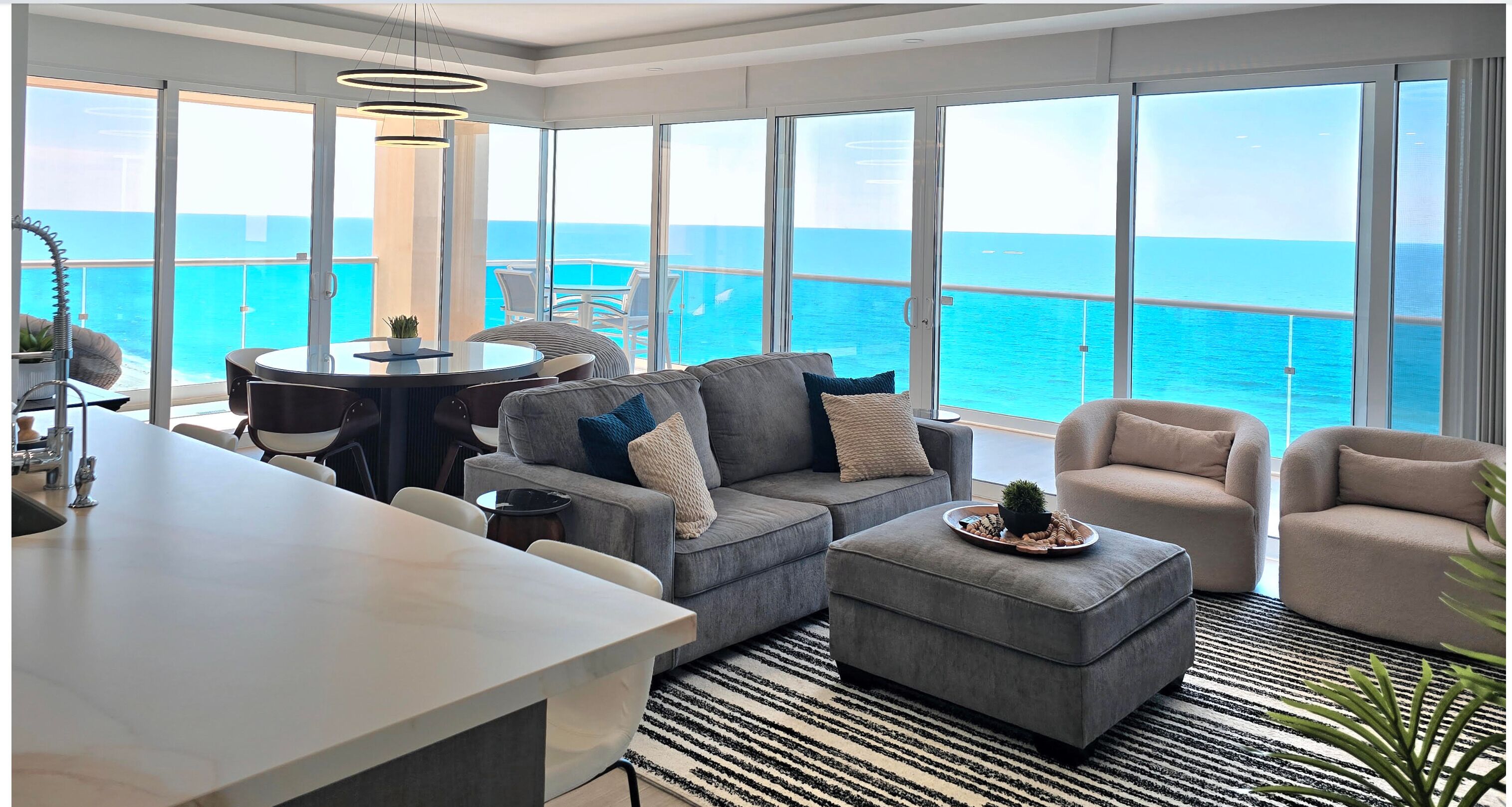 Apartment, Mehrere Betten, Balkon, Meerblick (Encantame Towers Velero 905) | Wohnbereich | 42-Zoll-Flachbildfernseher mit Digitalempfang