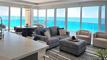 Condo, nhiều giường, ban công, quang cảnh biển (Encantame Towers Velero 905) | Khu phòng khách | TV màn hình phẳng 42-inch có truyền hình kỹ thuật số