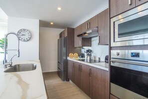 Appartement, meerdere bedden, balkon, uitzicht op oceaan (Encantame Towers Verano 505) | Privékeuken | Eettafels