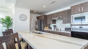 Kondominium, Beberapa Tempat Tidur, balkon, pemandangan samudra (Encantame Towers Verano 505) | Dapur pribadi | Meja makan