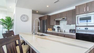 Condo, varias camas, balcón, vista al océano (Encantame Towers Verano 505) | Cocina privada | Comedor