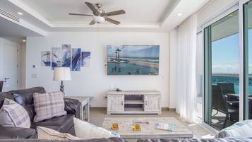 Bloc d'apartaments, diversos llits, balcó, vistes a l'oceà (Encantame Towers Verano 505) | Sala d'estar | Televisor de pantalla plana de 42 polzades amb canals digitals