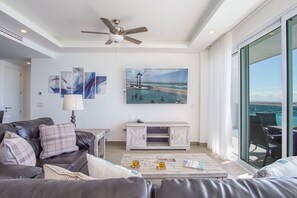 Bloc d'apartaments, diversos llits, balcó, vistes a l'oceà (Encantame Towers Verano 505) | Sala d'estar | Televisor de pantalla plana de 42 polzades amb canals digitals 