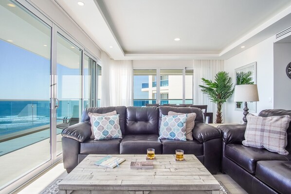 公寓客房, 多張床, 露台, 海景 (Encantame Towers Verano 505) | 客廳 | 42 吋平面電視連數碼電視頻道