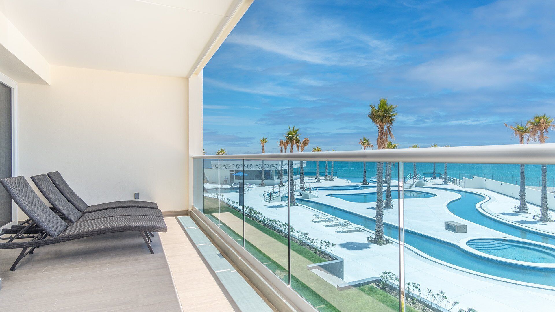 Condo, nhiều giường, ban công, quang cảnh biển (Encantame Towers Viento 202) | Hồ bơi