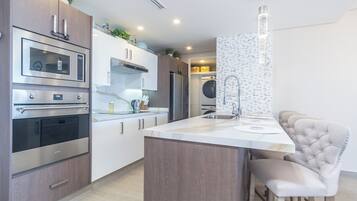 Condo, Multiple Beds, Balcony, Ocean View (Encantame Towers Viento 704) | Private kitchen