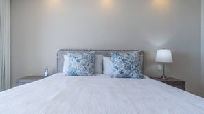 Lägenhet - flera sängar - balkong - havsutsikt (Encantame Towers Viento 704) | 2 sovrum, individuell inredning, unika möbler och sängkläder