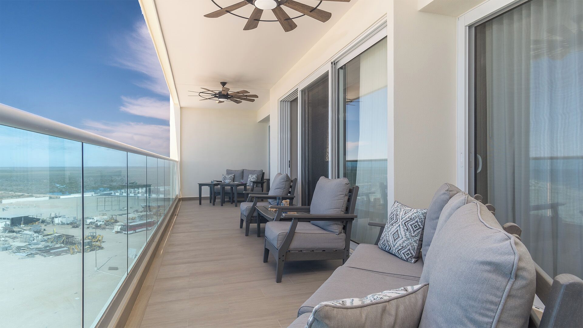 Condo, nhiều giường, ban công, quang cảnh biển (Encantame Towers Viento 704) | Hiên