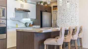 Condo, varias camas, balcón, vista al océano (Encantame Towers Viento 704) | Cocina privada