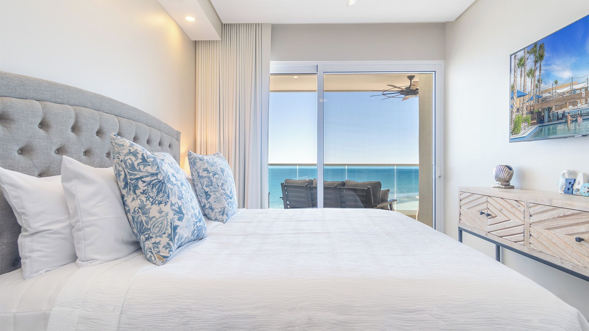 Condo, nhiều giường, ban công, quang cảnh biển (Encantame Towers Viento 704) | 2 phòng ngủ, trang trí khác biệt 