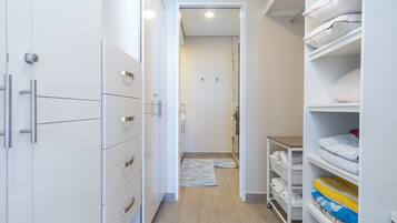 Condo, varias camas, balcón, vista al océano (Encantame Towers Viento 704) | 2 habitaciones, decoración personalizada y muebles diferentes