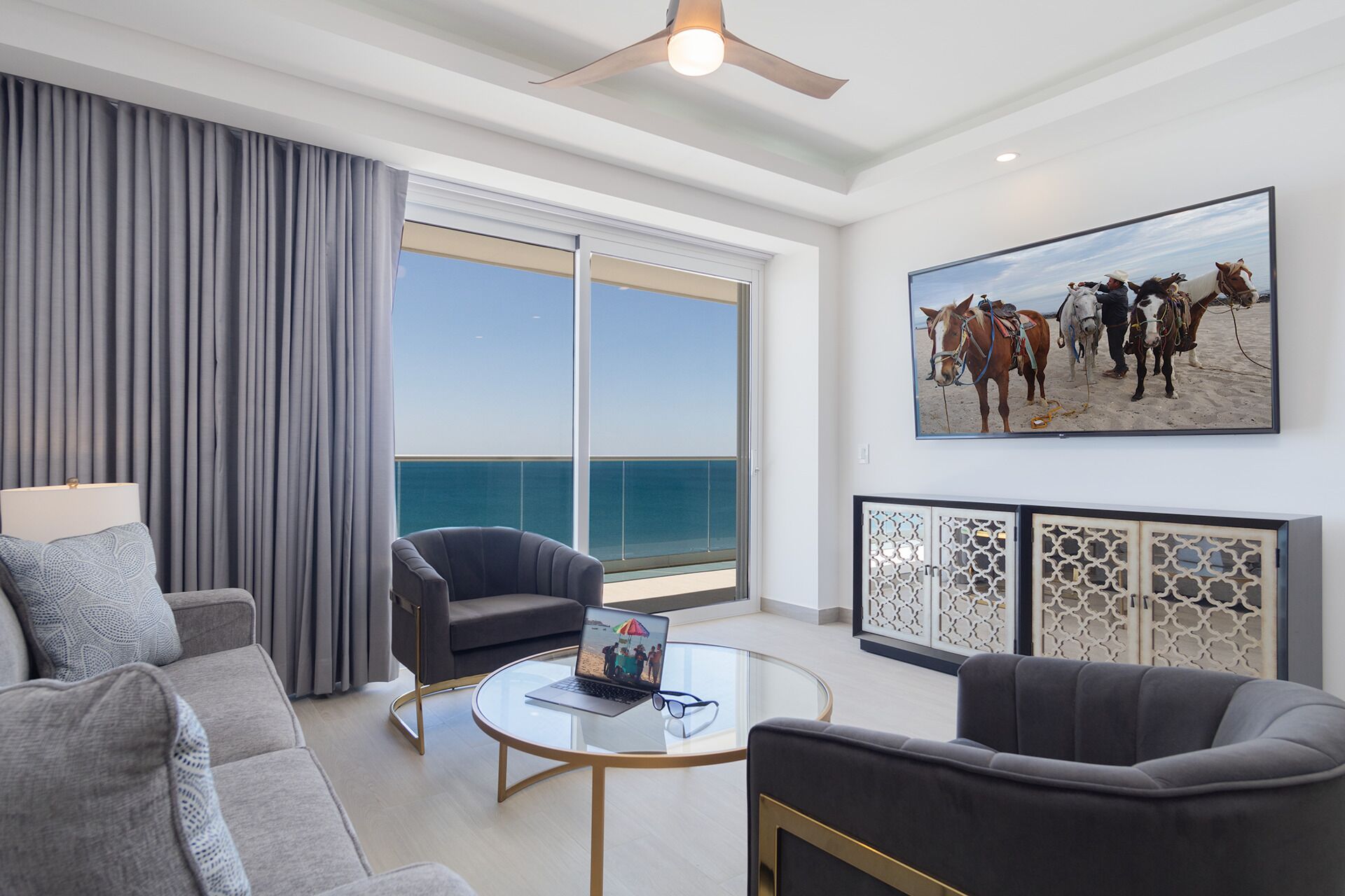 Condo, nhiều giường, ban công, quang cảnh biển (Encantame Towers Velero 1002) | Khu phòng khách | TV màn hình phẳng 42-inch có truyền hình kỹ thuật số 