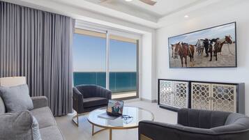 Condo, varias camas, balcón, vista al océano (Encantame Towers Velero 1002) | Área de sala de estar | Televisión de pantalla plana de 42 pulgadas con canales digitales