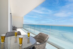 公寓式客房, 多张床, 阳台, 海洋景观 (Encantame Towers Velero 1002) | 室外用餐