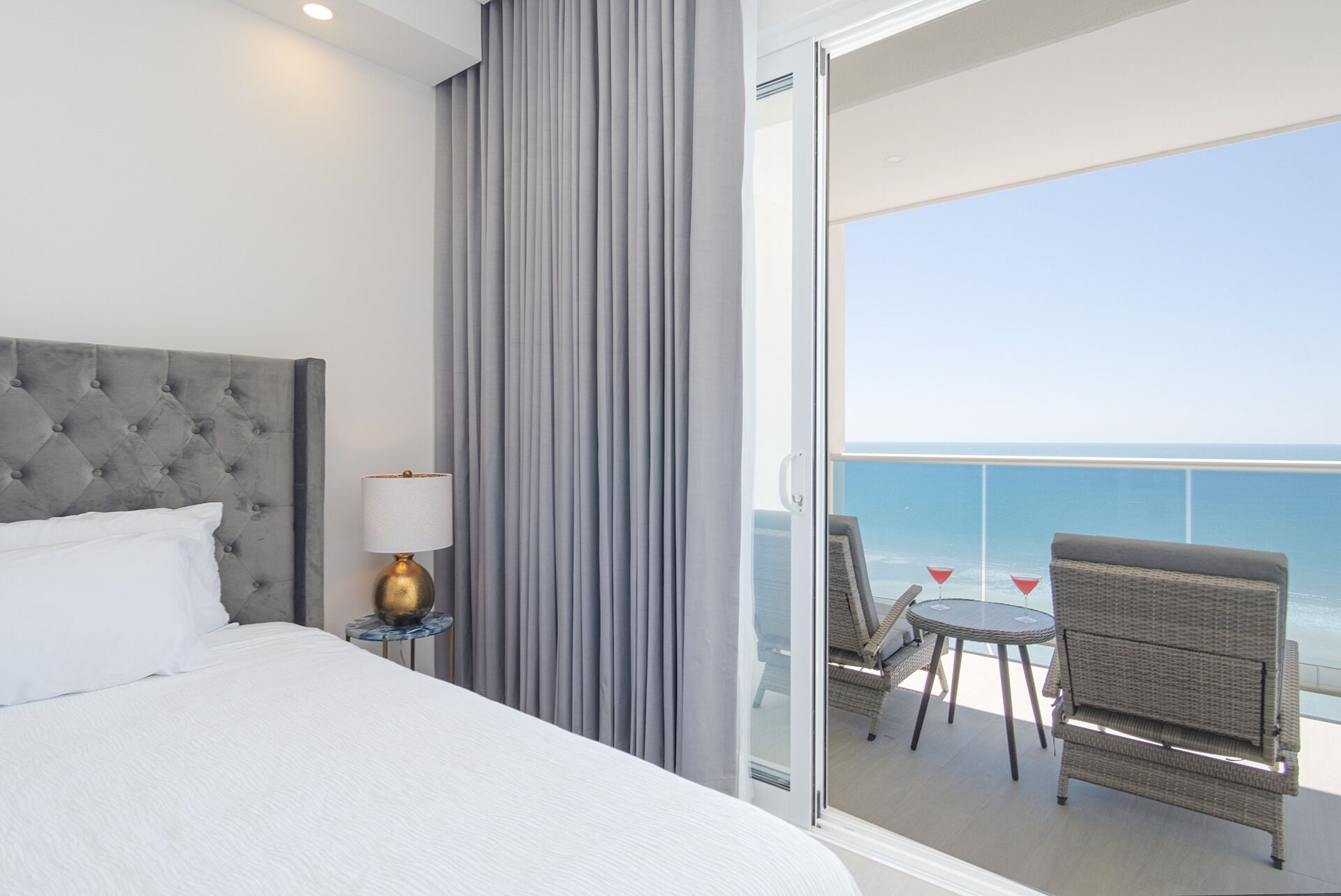 Condo, nhiều giường, ban công, quang cảnh biển (Encantame Towers Velero 1002) | 2 phòng ngủ, trang trí khác biệt 