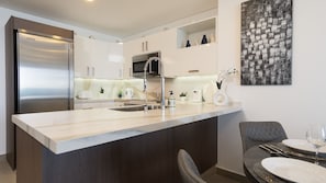 Huoneisto, 1 suuri parisänky ja vuodesohva, parveke, valtamerinäköala (Encantame Towers Viento 1103) | Yksityinen keittiö | Ruokailupöytä