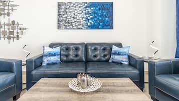 Appartement, 1 kingsize bed met slaapbank, balkon, uitzicht op oceaan (Encantame Towers Viento 1103) | Woonruimte | Een 42-inch flatscreentelevisie met digitale zenders