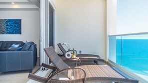 Condo, 1 cama King size y sofá cama, balcón, vista al océano (Encantame Towers Viento 1103) | Terraza o patio