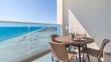 Huoneisto, 1 suuri parisänky ja vuodesohva, parveke, valtamerinäköala (Encantame Towers Viento 1103) | Ulkoruokailutilat