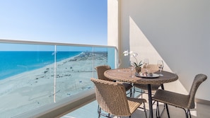 Appart'hôtel, 1 très grand lit et 1 canapé-lit, balcon, vue océan (Encantame Towers Viento 1103) | Restauration extérieure