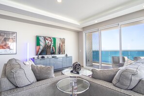 شقة - عدة أسرّة - بشرفة - بمنظر للمحيط (Encantame Towers Velero 801) | منطقة المعيشة | تلفزيون بشاشة مسطحة بحجم 42-بوصة يعرض قنوات تلفزيونية رقمية