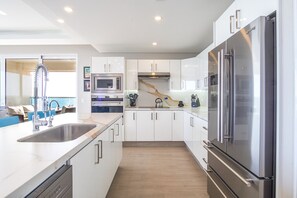 شقة - عدة أسرّة - بشرفة - بمنظر للمحيط (Encantame Towers Velero 801) | مطبخ خاص | مائدة طعام