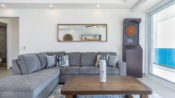 Appartement, Meerdere bedden, balkon, uitzicht op zee (Encantame Towers Velero 602) | Woonruimte | Een 42-inch flatscreentelevisie met digitale zenders