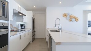 Appart'hôtel, plusieurs lits, balcon, vue océan (Encantame Towers Velero 602) | Cuisine privée