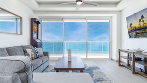 Condo, nhiều giường, ban công, quang cảnh biển (Encantame Towers Velero 602) | Khu phòng khách | TV màn hình phẳng 42-inch có truyền hình kỹ thuật số