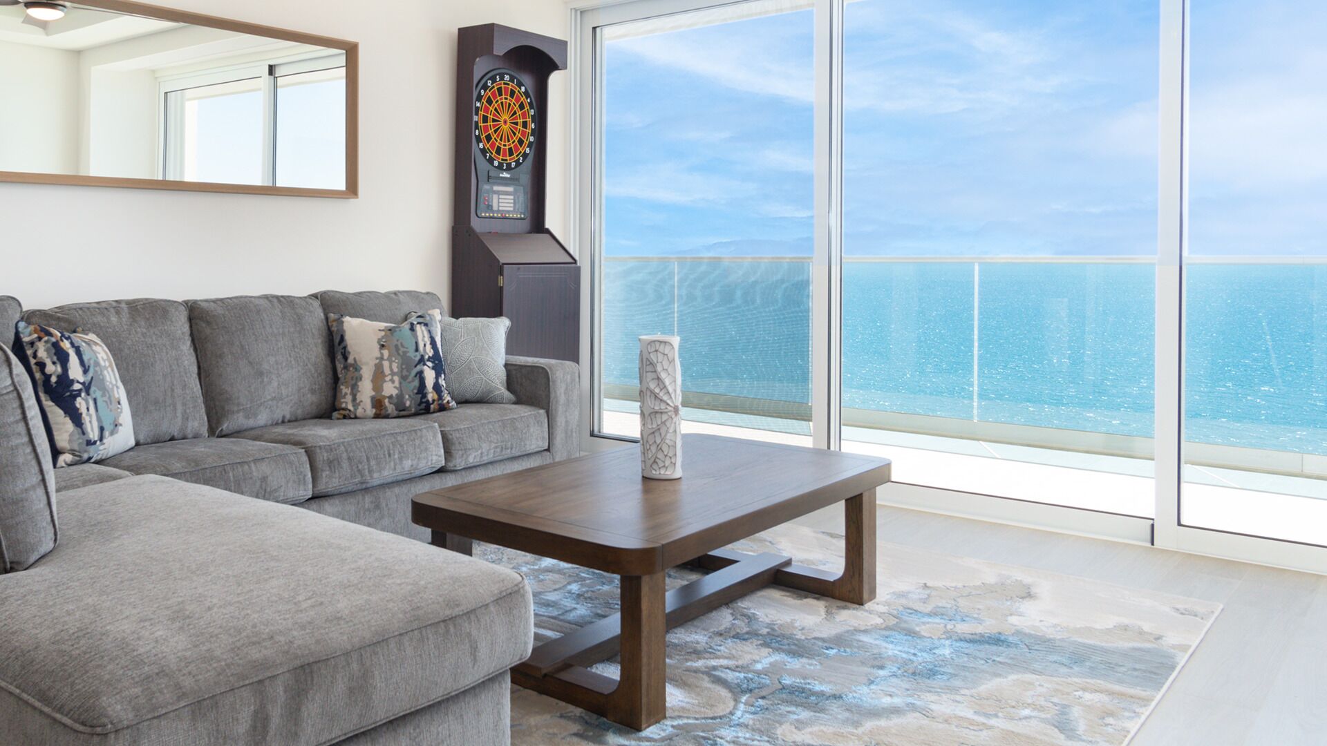 Condo, nhiều giường, ban công, quang cảnh biển (Encantame Towers Velero 602) | Khu phòng khách | TV màn hình phẳng 42-inch có truyền hình kỹ thuật số 