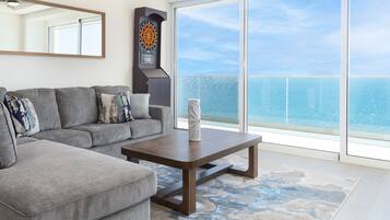 Condo, nhiều giường, ban công, quang cảnh biển (Encantame Towers Velero 602) | Khu phòng khách | TV màn hình phẳng 42-inch có truyền hình kỹ thuật số