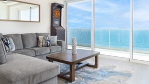 Condo, nhiều giường, ban công, quang cảnh biển (Encantame Towers Velero 602) | Khu phòng khách | TV màn hình phẳng 42-inch có truyền hình kỹ thuật số