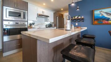Condo, varias camas, balcón, vista al océano (Encantame Towers Verano 1401) | Cocina privada | Comedor