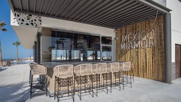 Condo, 1 cama King size y sofá cama, balcón, vista al océano (Encantame Towers Velero 1803) | Restaurante al aire libre