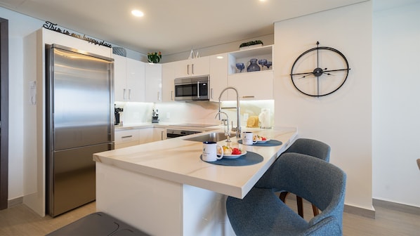 Huoneisto, 1 suuri parisänky ja vuodesohva, parveke, valtamerinäköala (Encantame Towers Velero 1803) | Yksityinen keittiö