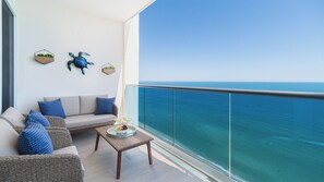 Condo, 1 Katil Raja (King) dengan Katil Sofa, Balcony, Ocean View (Encantame Towers Velero 1803) | Pemandangan dari bilik